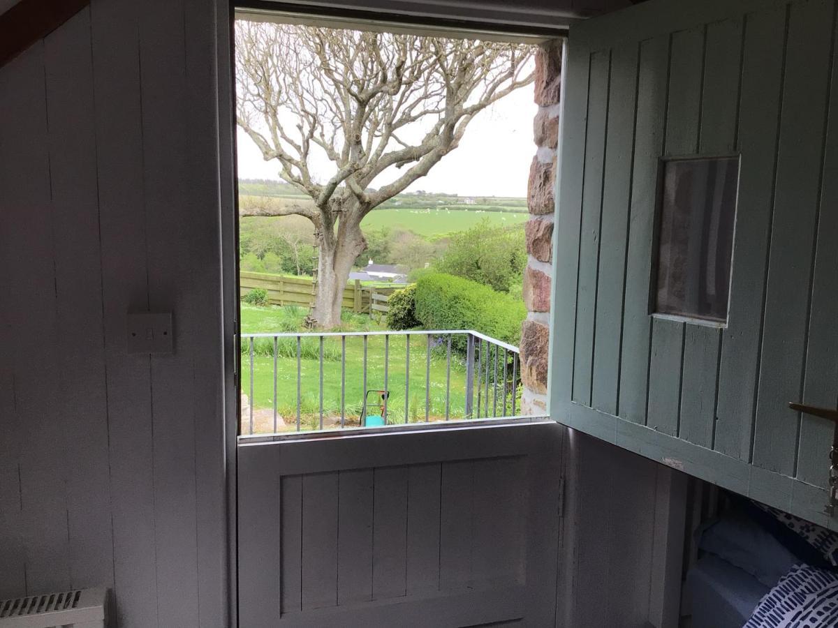 Cozy Camborne Studio Retreat With Two Single Beds Eksteriør bilde