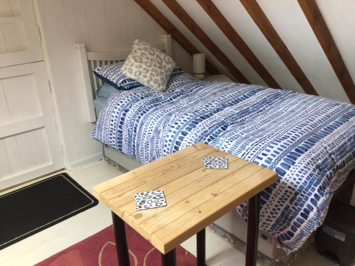 Cozy Camborne Studio Retreat With Two Single Beds Eksteriør bilde