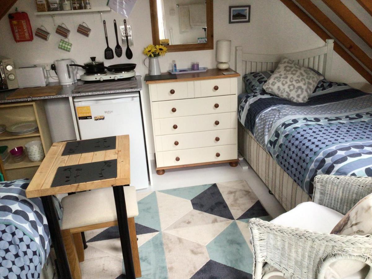Cozy Camborne Studio Retreat With Two Single Beds Eksteriør bilde